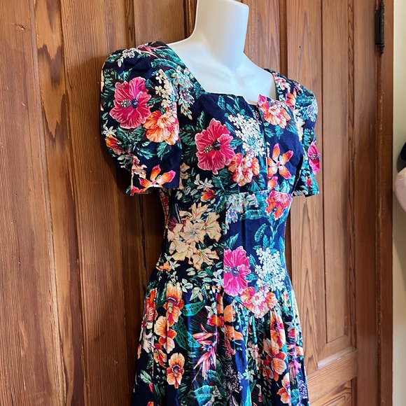 Vintage tropical floral fit n flare midi dress with padded shoulders - Picture 1 of 13